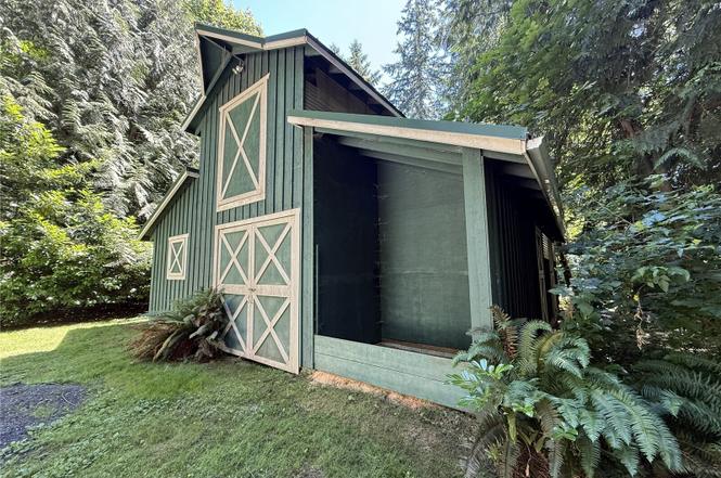 Barn and Huge Workshop at 2015 290th Ave Ne Carnation 98014